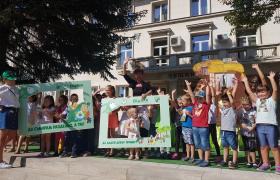 деца участват в спектакъла 2.jpg